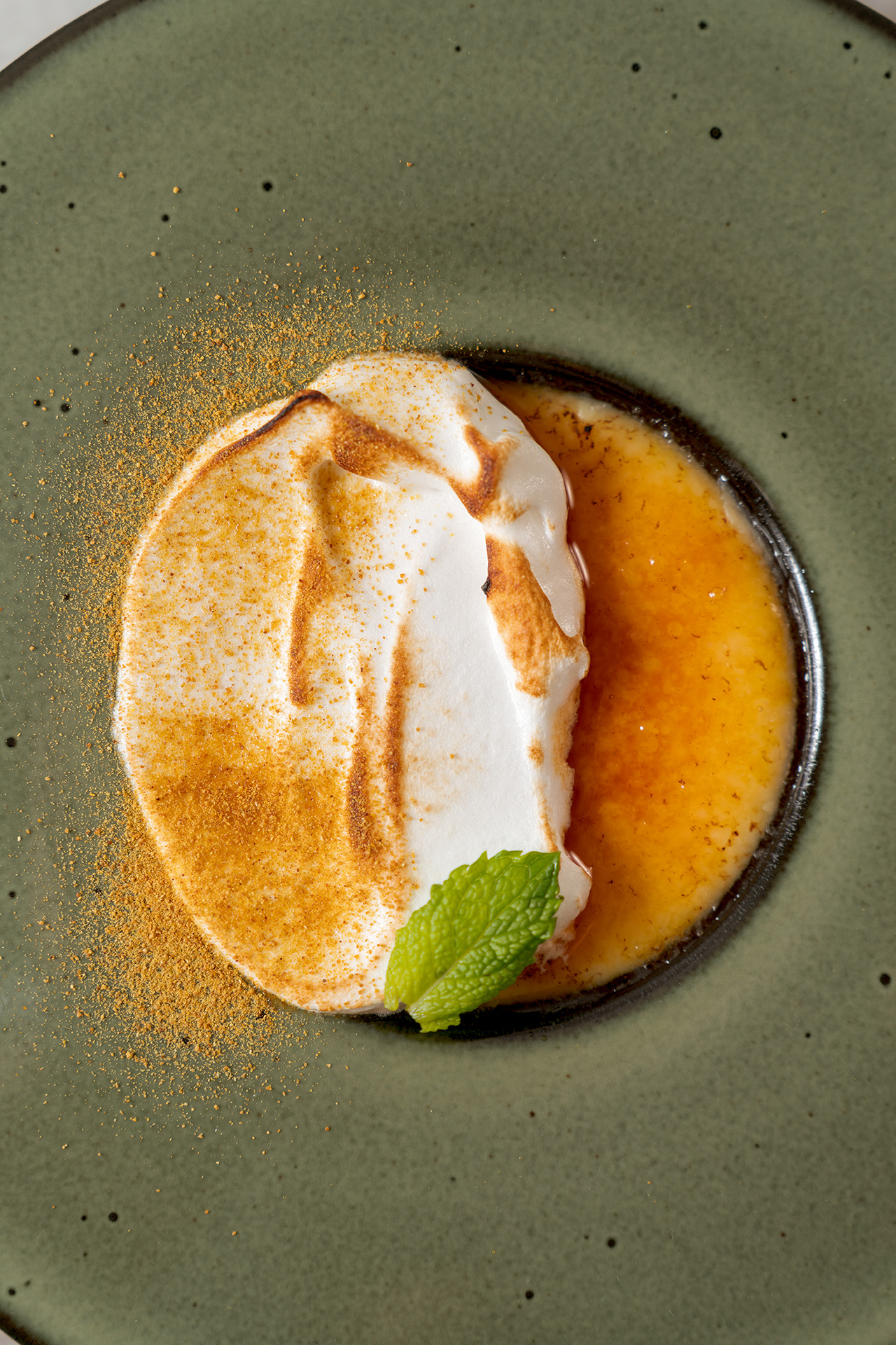 Leite creme de cardamomo e coentros e merengue cítrico